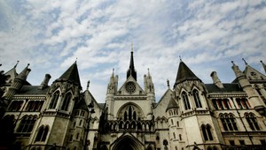 Adam sa postavil pred britského sudcu, tlmočníčka prišla na záver