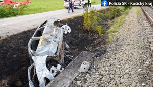 Tragédia pri Rožňave: Auto po náraze začalo horieť, hasiči v ňom objavili zhorené dieťa