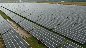 Obchodná vojna s Čínou: Provokuje lacnými solárnymi panelmi