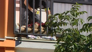 Mŕtvola na balkóne. Pod dekami a handrami