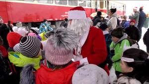 Mikuláš na Slovensku. Na starom vlaku po zasneženej trati