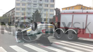 Zrážka policajtov v Košiciach. Počas zásahu do nich vpálilo auto