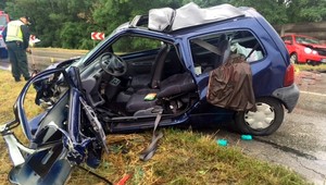 Pri Nových Zámkoch sa zrazili autá, piati ľudia sa zranili