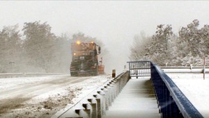 Česko zasiahlo nečakane silné sneženie, z pražského letiska museli odkláňať lety