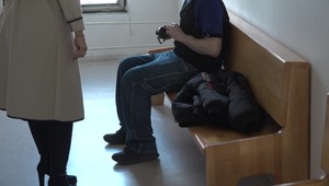 Vyhrážal sa otcovi a na stanici kopol policajtku. Teraz sa za to na súde hanbí