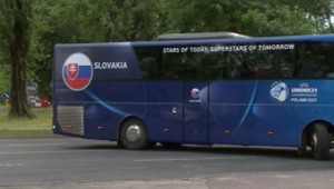 Poliaci vyrobili faux pas hneď na úvod šampionátu. Slovákom poplietli štátny znak