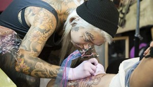 Tetovanie či pírsing vás môže obrať o preplatenie liečby