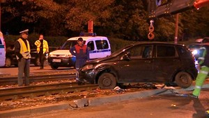 Zablokovaná cesta. Nad autom stratil kontrolu vraj pre defekt