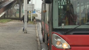 Alkohol sa mu takmer stal osudným. Opitý chodec v Bratislave skončil pod kolesami autobusu