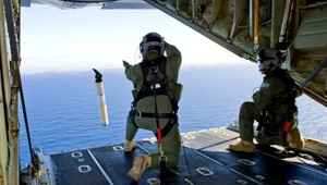 Niečo sme našli, hlásia lietadlá v novej pátracej oblasti