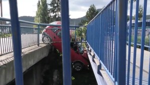 VIDEO: Už bola takmer doma. Namiesto toho zostala s autom visieť z mosta nad potokom