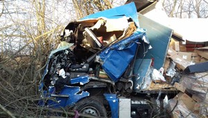 Pri Zvolene sa zrazili kamióny a auto. Hlavný ťah na maďarské hranice bol úplne zablokovaný