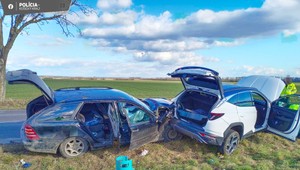 Do auta odstaveného na krajnici vrazil vodič iného auta. Šofér odstaveného vozidla utrpel ťažké zranenia