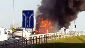 VIDEO: V Bratislave zhorel do tla autobus MHD