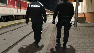 Muž pobodal ženu vo vlaku. Vinník sa snažil utiecť, no cestujúci ho spacifikovali