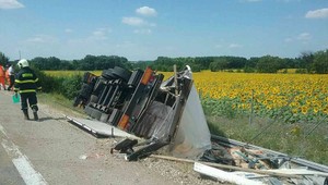 Nehoda na R1 pri Galante: Plne naložený kamión sa prevrátil