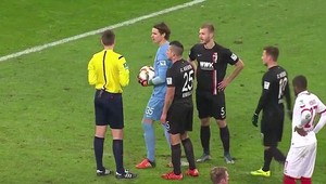 Hitz rozryl pred penaltou jedenástkový bod. Modeste sa pošmykol!