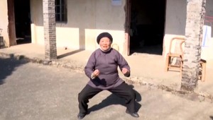 Kung-fu babička. Číňanka je postrachom, boja sa jej aj zlodeji