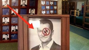 Igorovi Matovičovi prelepili oko protifašistickou nálepkou