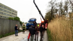 Nehoda v Hrnčiarovciach nad Parnou. Nákladiak prerazil múr väznice