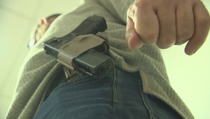 Za vstup do verejných budov so zbraňou môže hroziť nemalá pokuta