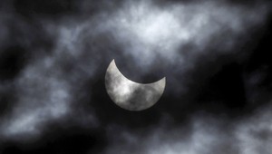 Nebezpečné zatmenie Slnka. Chránili ste si zrak dostatočne?