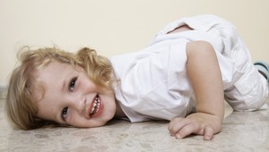 Dievčatko (2) vypadlo z okna! V izbe sa vetralo