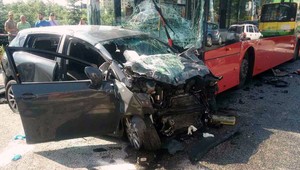 Autobus sa zrazil s autom, jeho vodiča museli vystrihnúť hasiči