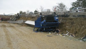 VIDEO: Zvalil sa na neho kamión, zázrakom prežil!