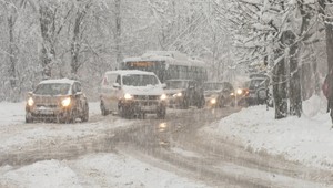 Vodiči by mali zbystriť pozornosť, očakáva sa až 30 centimetrov nového snehu