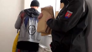 Po drogovej razii sa pred súd postavili traja ľudia. Zadržaná žena má len 19 rokov