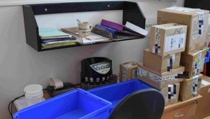 Policajti museli strieľať. Páchateľov, ktorí kradli na pošte a v sklade, už majú