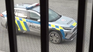 Údery hlavou o sporák a škrtenie: Syn sa vyhrážal otcovi usmrtením