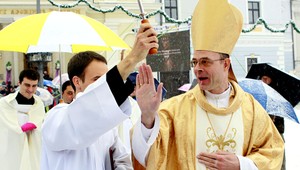 VIDEO. Banskobystrickí veriaci majú nového biskupa, prevzal úrad