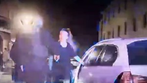 VIDEO: Mladá žena (21) vyčíňala na BMW v uliciach Trnavy. Odniesli si to aj policajti