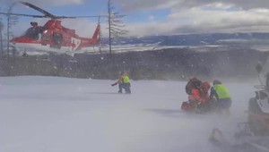 VIDEO: Takto sa treba správať, keď na svahu pristáva záchranársky vrtuľník