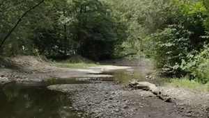 Chýba voda v rieke Slaná. Bez povolenia si ju do svojho kanála odklonila malá vodná elektráreň