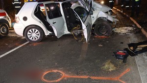 Tragédia v Banskej Bystrici: Vodič zakliesnený, spolujazdkyňa vymrštená z auta, mladík prišiel o život