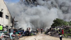 Obrovský požiar v bratislavskej Vrakuni zachvátil stajne koní aj vrakovisko. Ničivé plamene ohrozovali desiatky koní