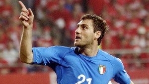 Vieri uteká pred výsmechom fanúšikov k pokru