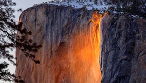 VIDEO: Ohnivá krása vodopádu na žulovej skale Yosemitu