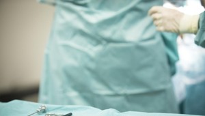 Hlásia sa prvé obete podozrivého plastického chirurga, lekár mlčí