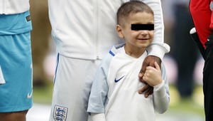 Chlapec (6) prehral boj s rakovinou. Futbaloví fanúšikovia na neho nikdy nezabudnú