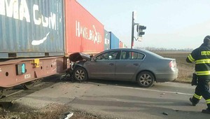 Vodič stihol z auta vyskočiť tesne pred zrážkou. Hasiči zasahujú na železničnom priecestí v Miloslavove