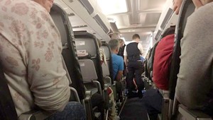 Žena zomrela počas letu, jej telo ležalo do konca cesty v uličke