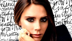 Victoria Beckham predviedla novú kolekciu. Prevládajú v nej gombíky