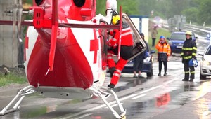 Pri vážnej dopravnej nehode 20-ročný vodič vrazil do autobusu. Zasahovať musel aj vrtuľník