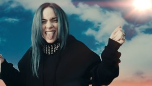 Desaťtisíce fanúšikov Billie Eilish v tranze! Striptíz PRIAMO na pódiu!
