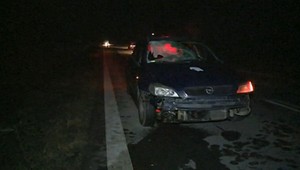 Auto zrazilo chodcov. Jeden skončil na kapote, druhý v priekope