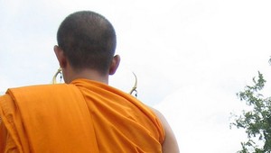 Mnícha obvinili z obťažovania. Sex, je súčasťou viery, tvrdil ženám